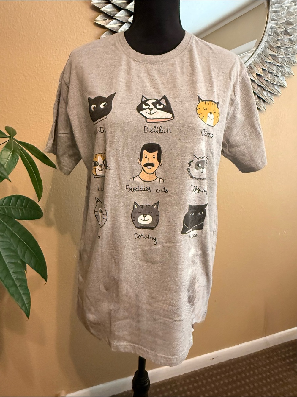 Freddie Mercury’s Cats Faces Graphic Pet T-Shirt
🐈 🐱 🐈‍⬛